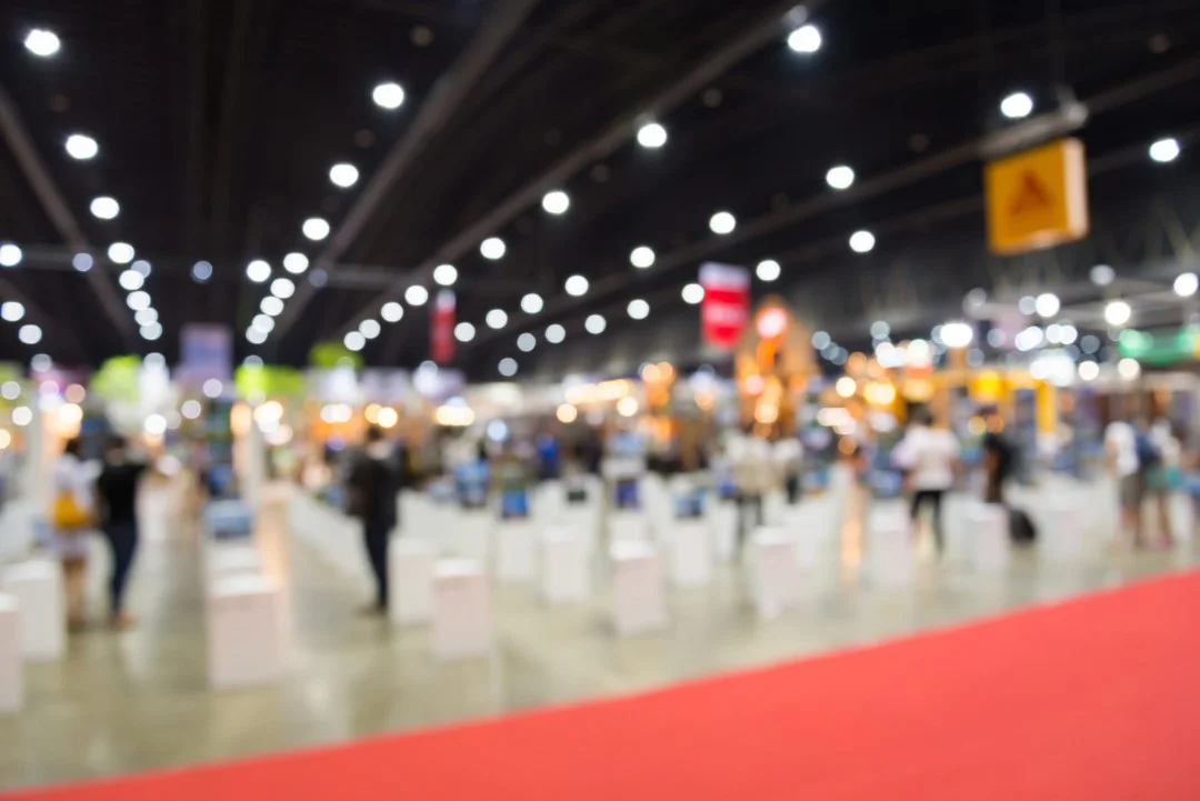 budowa stoiska targowego